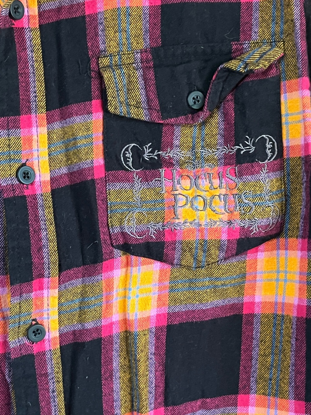 Disney Our Universe Hocus Pocus Plaid Flannel Sanderson Sister Shirt - Picture 4 of 5